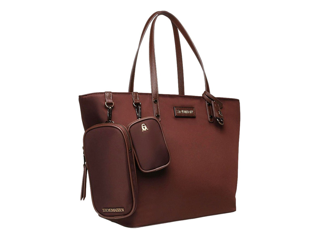Bolso tote Steve Madden color café con accesorios coordinados y detalles en bronce.