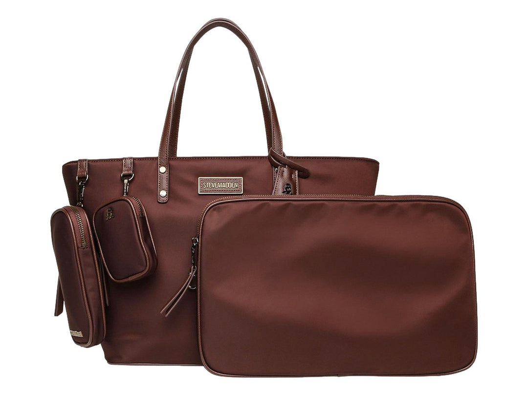 Bolso tote Steve Madden color café con accesorios coordinados y detalles en bronce.