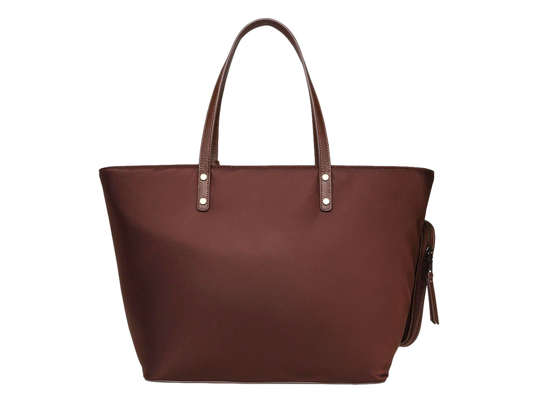 Bolso tote Steve Madden color café con accesorios coordinados y detalles en bronce.