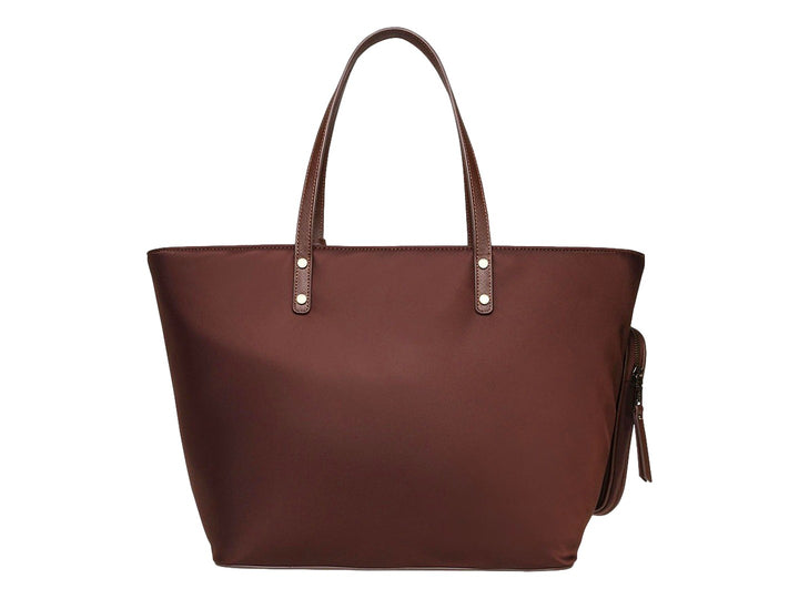 Bolso tote Steve Madden color café con accesorios coordinados y detalles en bronce.