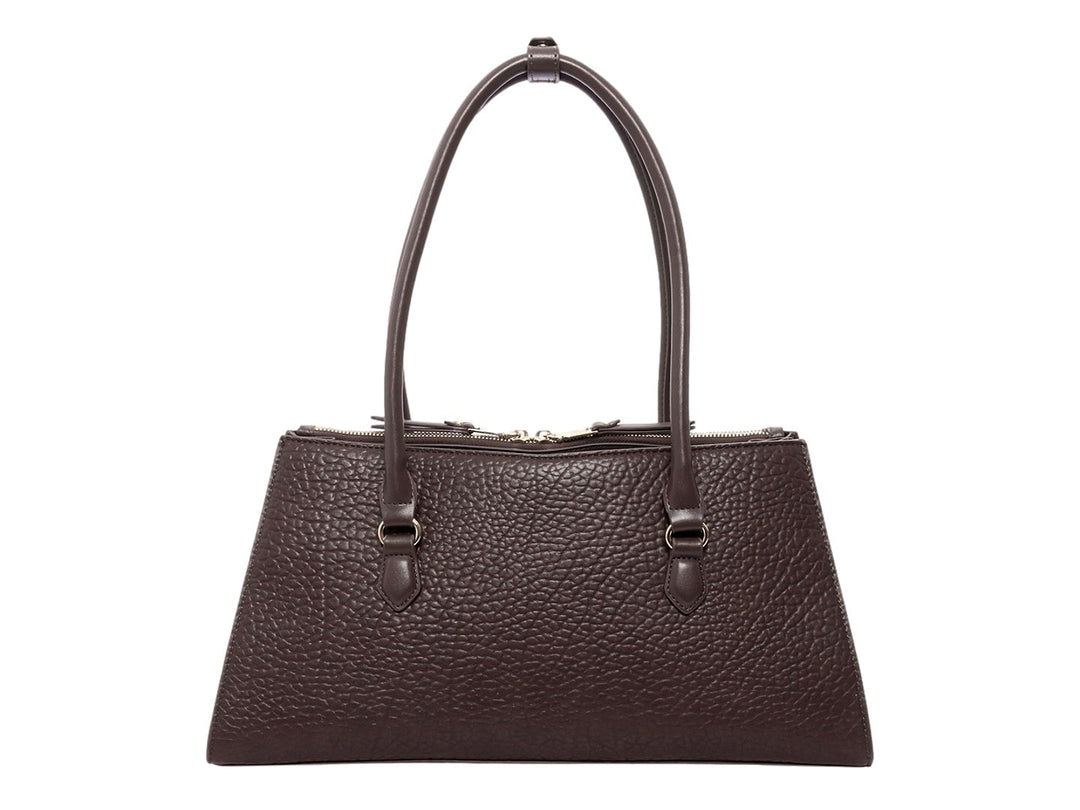 Bolso de mano Steve Madden color café oscuro con textura granulada y detalles metálicos en dorado.