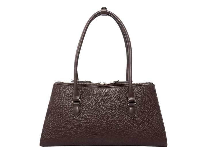 Bolso de mano Steve Madden color café oscuro con textura granulada y detalles metálicos en dorado.