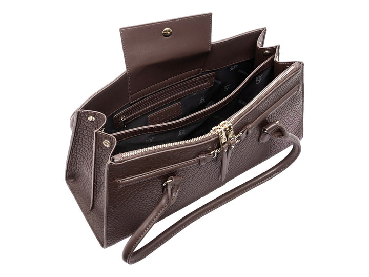Bolso de mano Steve Madden color café oscuro con textura granulada y detalles metálicos en dorado.