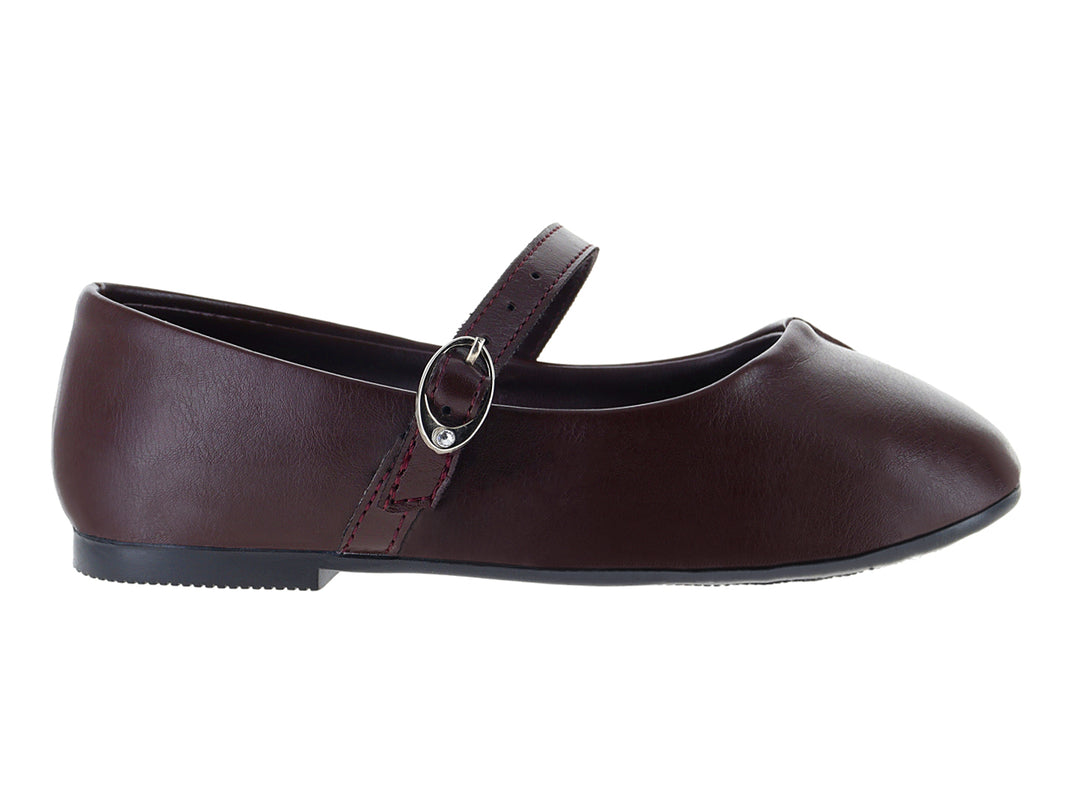 Zapato plano tipo ballerina color vino con correa y hebilla plateada.