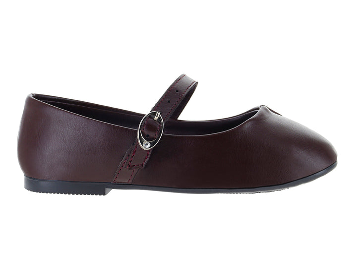 Zapato plano tipo ballerina color vino con correa y hebilla plateada.