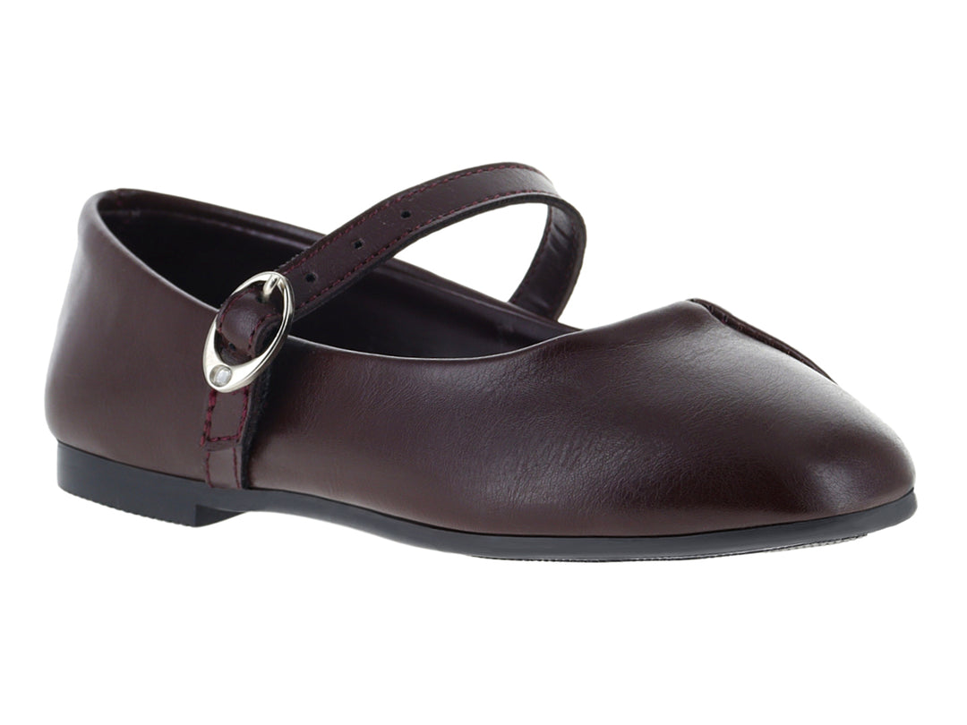 Zapato plano tipo ballerina color vino con correa y hebilla plateada.