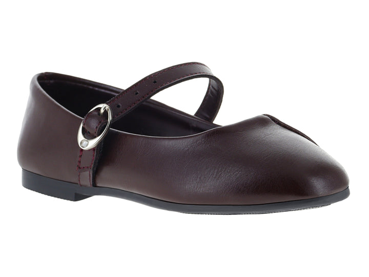 Zapato plano tipo ballerina color vino con correa y hebilla plateada.