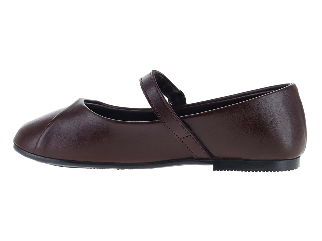 Zapato plano tipo ballerina color vino con correa y hebilla plateada.