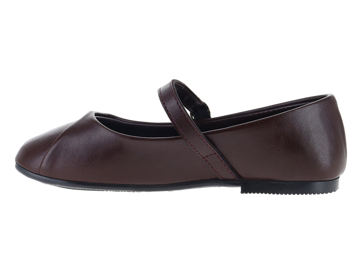 Zapato plano tipo ballerina color vino con correa y hebilla plateada.