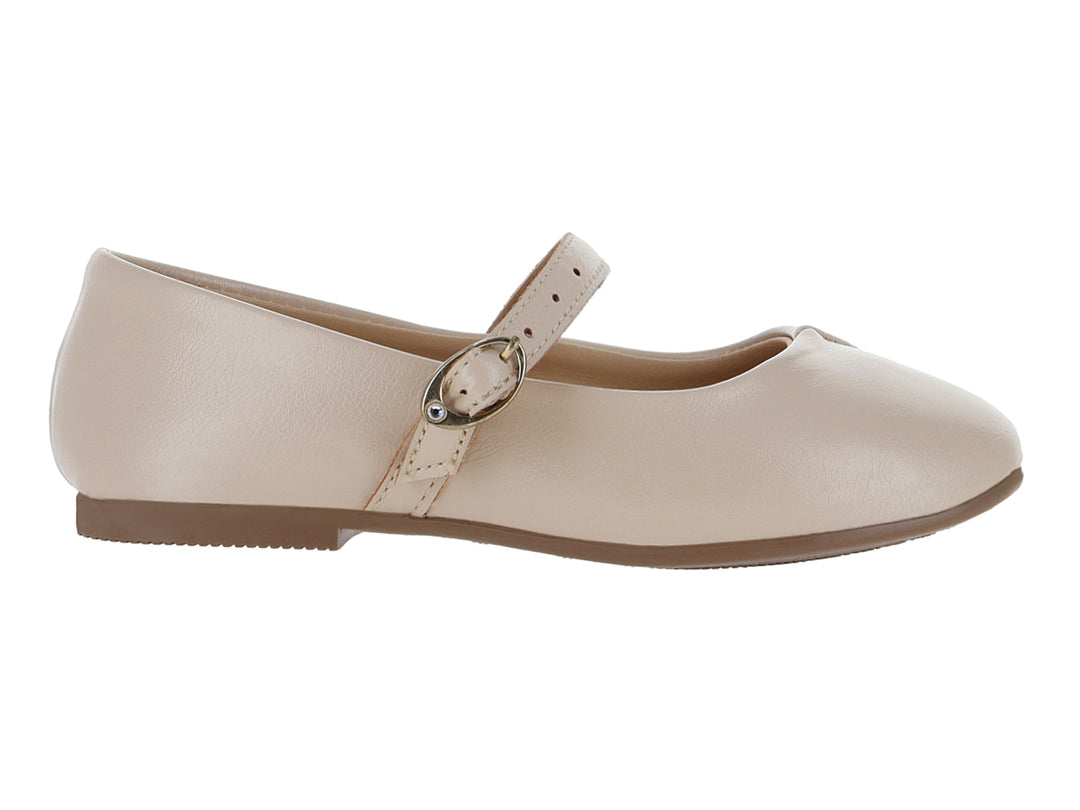 Zapato plano tipo ballerina color beige con correa y hebilla metálica.