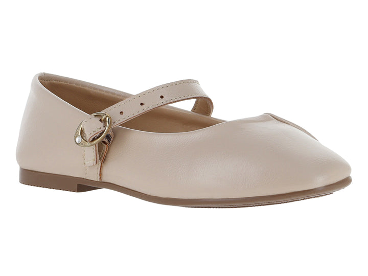 Zapato plano tipo ballerina color beige con correa y hebilla metálica.