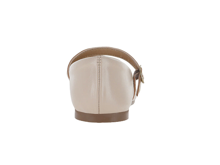Zapato plano tipo ballerina color beige con correa y hebilla metálica.