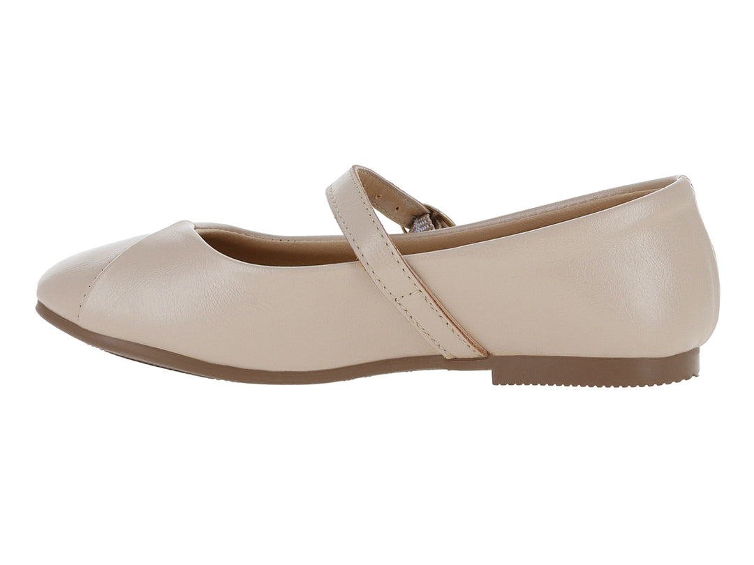 Zapato plano tipo ballerina color beige con correa y hebilla metálica.
