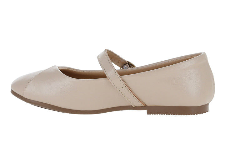 Zapato plano tipo ballerina color beige con correa y hebilla metálica.