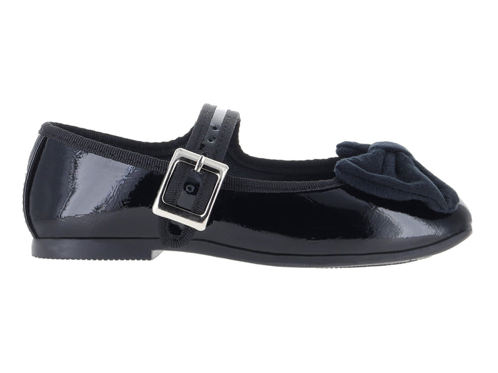 Zapato tipo ballerina negro de charol con moño y correa con hebilla plateada.