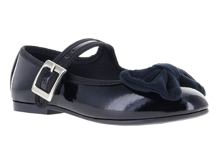 Zapato tipo ballerina negro de charol con moño y correa con hebilla plateada.