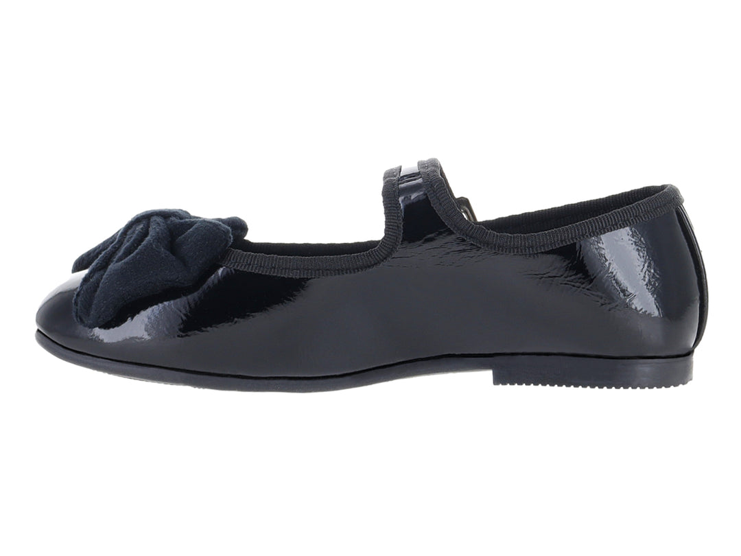 Zapato tipo ballerina negro de charol con moño y correa con hebilla plateada.