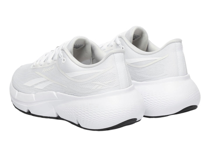Tenis deportivos Reebok Zignition color blanco con suela negra para mujer.