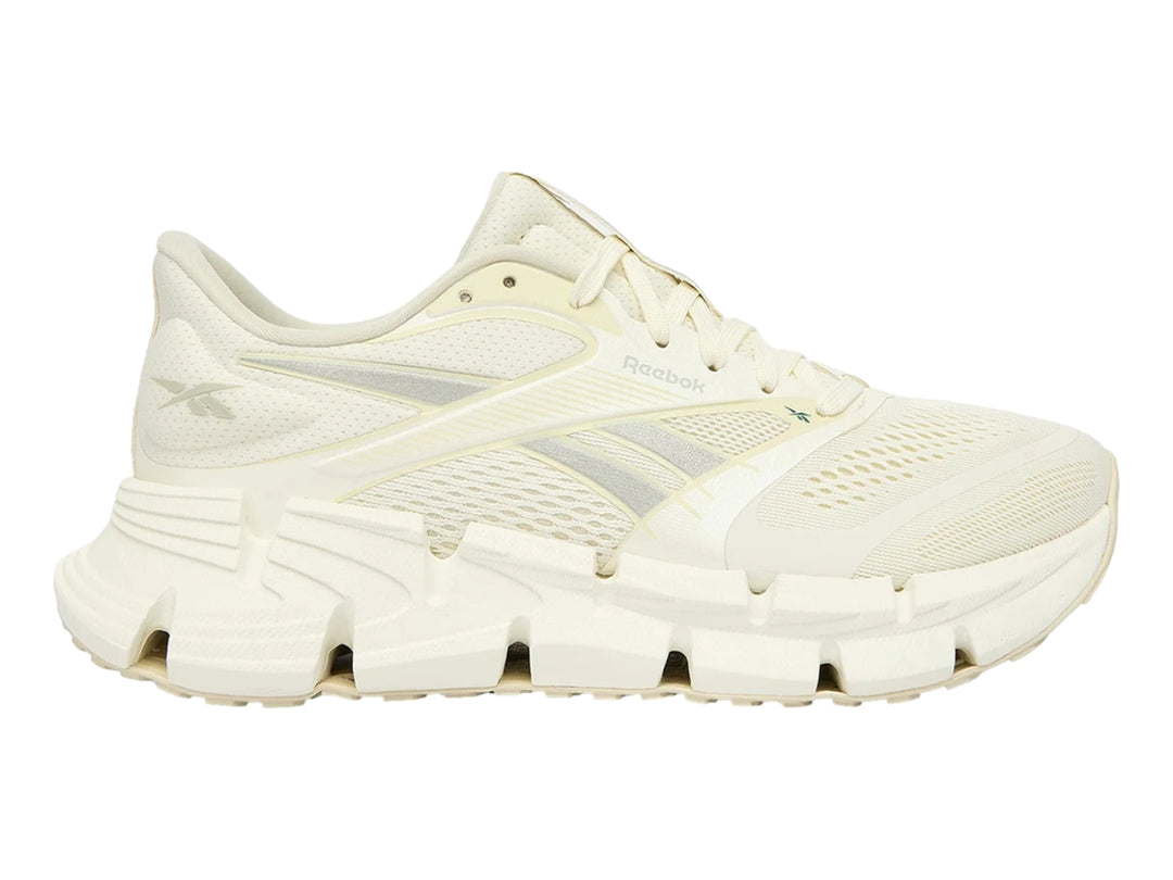 Tenis Reebok Floatzig 2 color beige para mujer con suela gruesa y malla transpirable.
