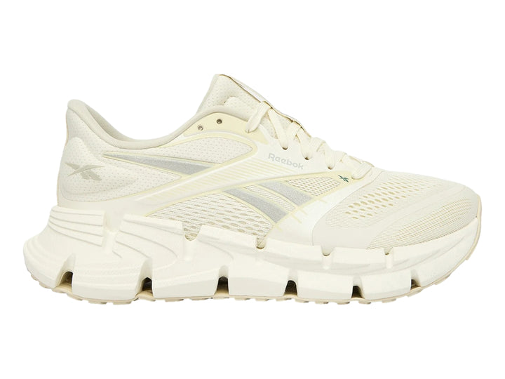 Tenis Reebok Floatzig 2 color beige para mujer con suela gruesa y malla transpirable.