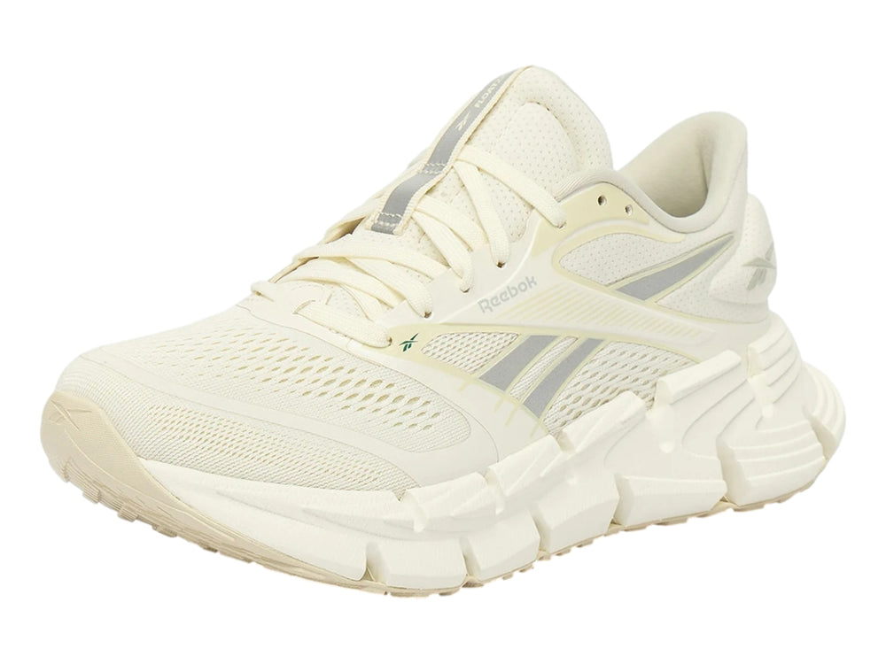 Tenis Reebok Floatzig 2 color beige para mujer con suela gruesa y malla transpirable.