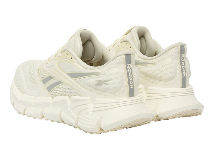 Tenis Reebok Floatzig 2 color beige para mujer con suela gruesa y malla transpirable.