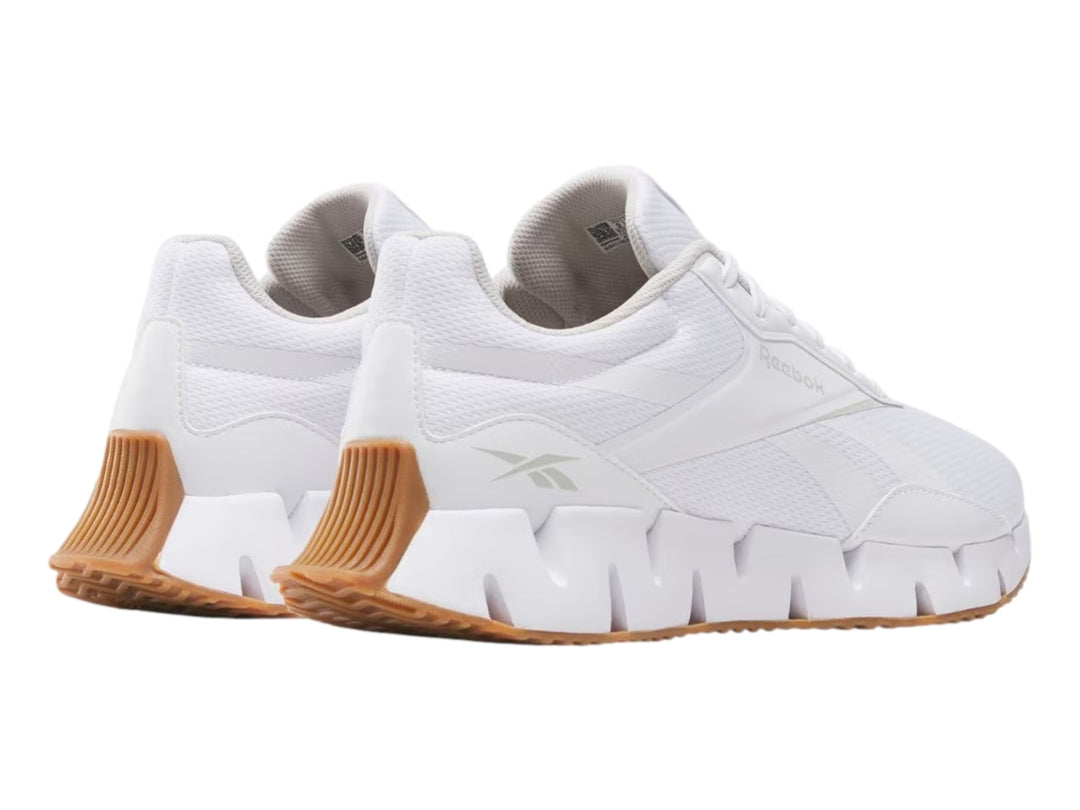 Tenis deportivos Reebok Zig Dynamica color blanco con suela café para mujer.