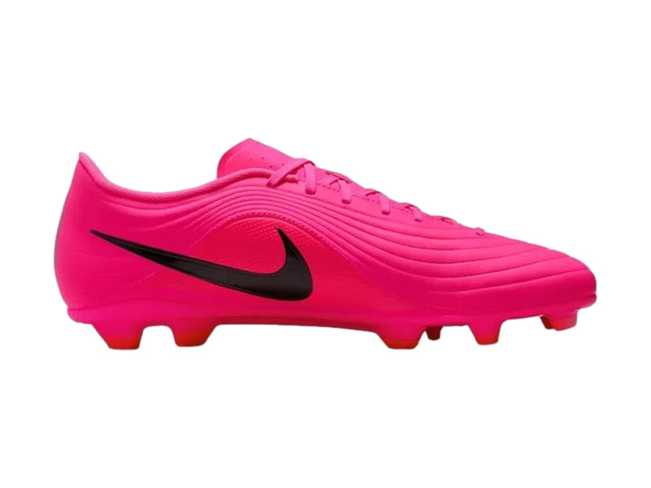 Taquetes de fútbol Nike Tiempo Maestro Club color rosa con logotipo negro.