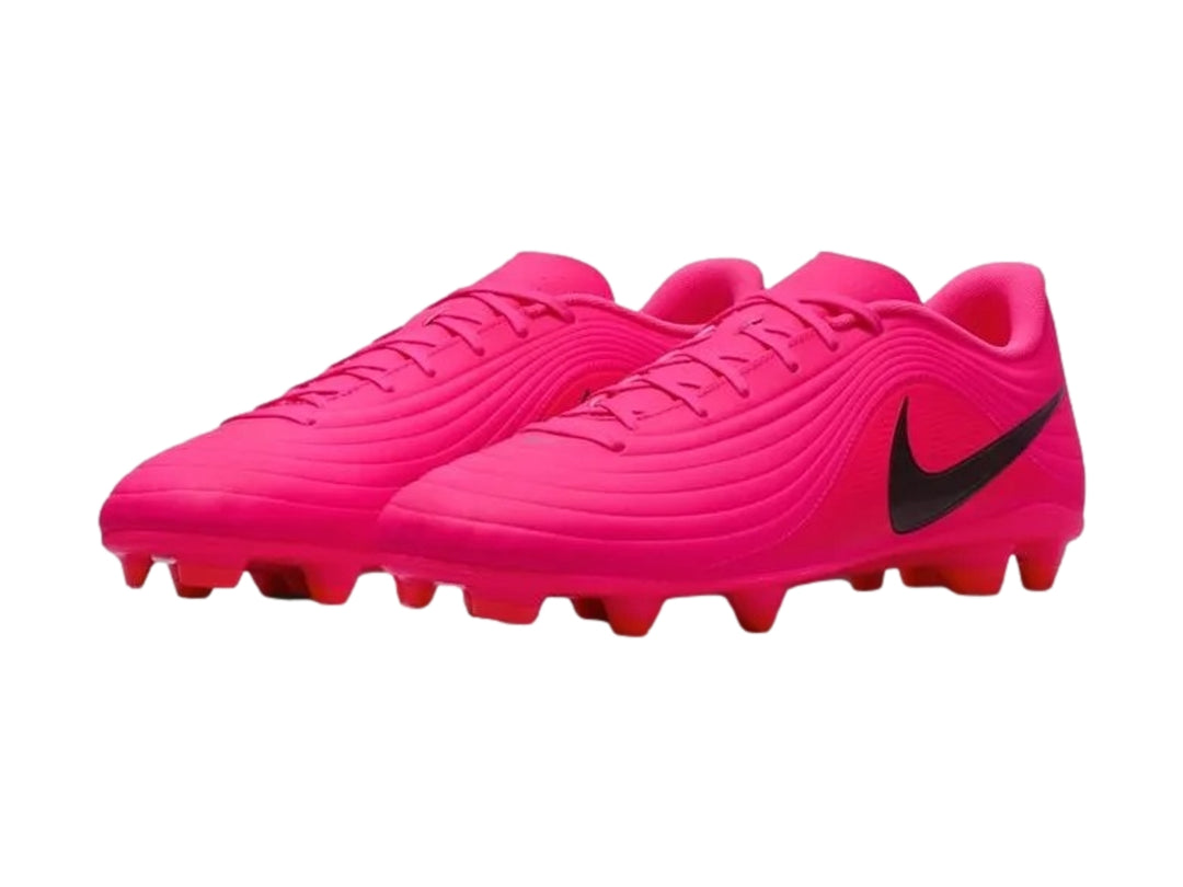 Taquetes de fútbol Nike Tiempo Maestro Club color rosa con logotipo negro.