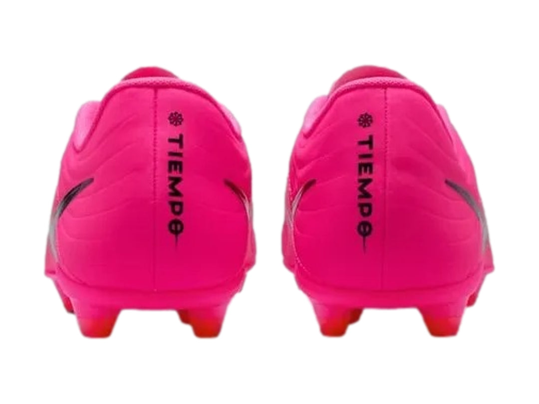 Taquetes de fútbol Nike Tiempo Maestro Club color rosa con logotipo negro.