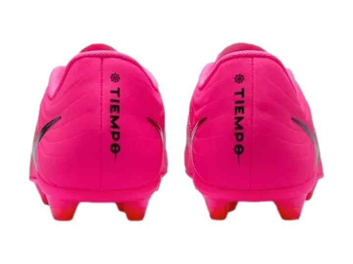 Taquetes de fútbol Nike Tiempo Maestro Club color rosa con logotipo negro.