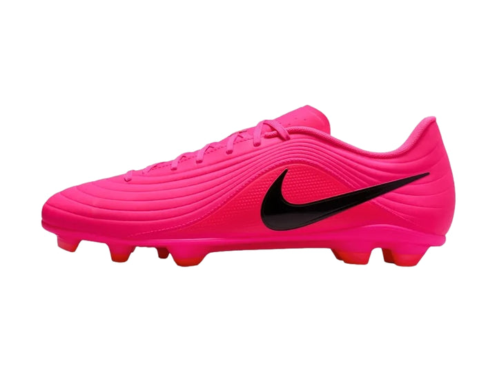 Taquetes de fútbol Nike Tiempo Maestro Club color rosa con logotipo negro.