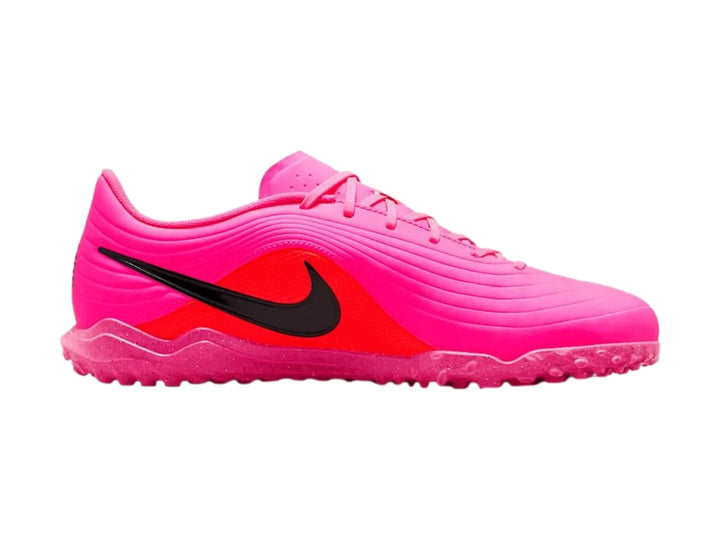 Tenis de fútbol Nike Maestro Club color rosa brillante con detalles en rojo y logotipo negro.