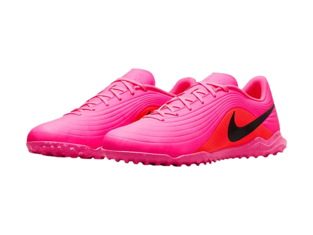 Tenis de fútbol Nike Maestro Club color rosa brillante con detalles en rojo y logotipo negro.