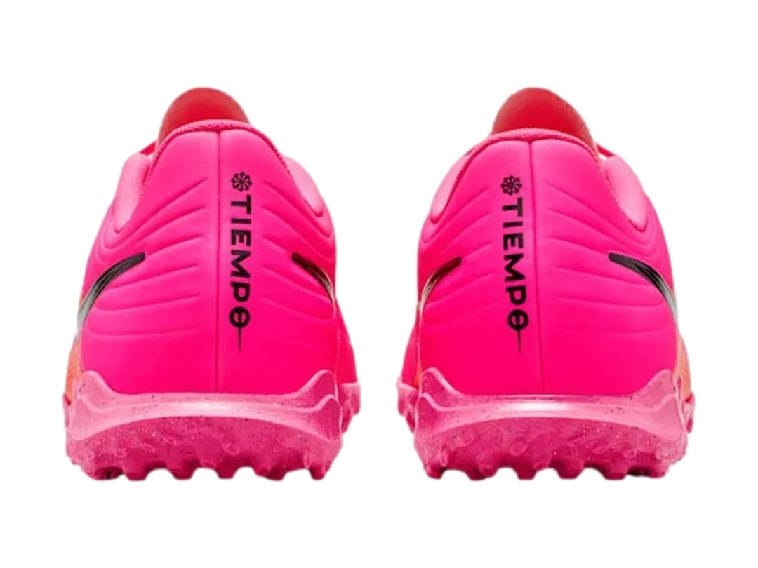 Tenis de fútbol Nike Maestro Club color rosa brillante con detalles en rojo y logotipo negro.