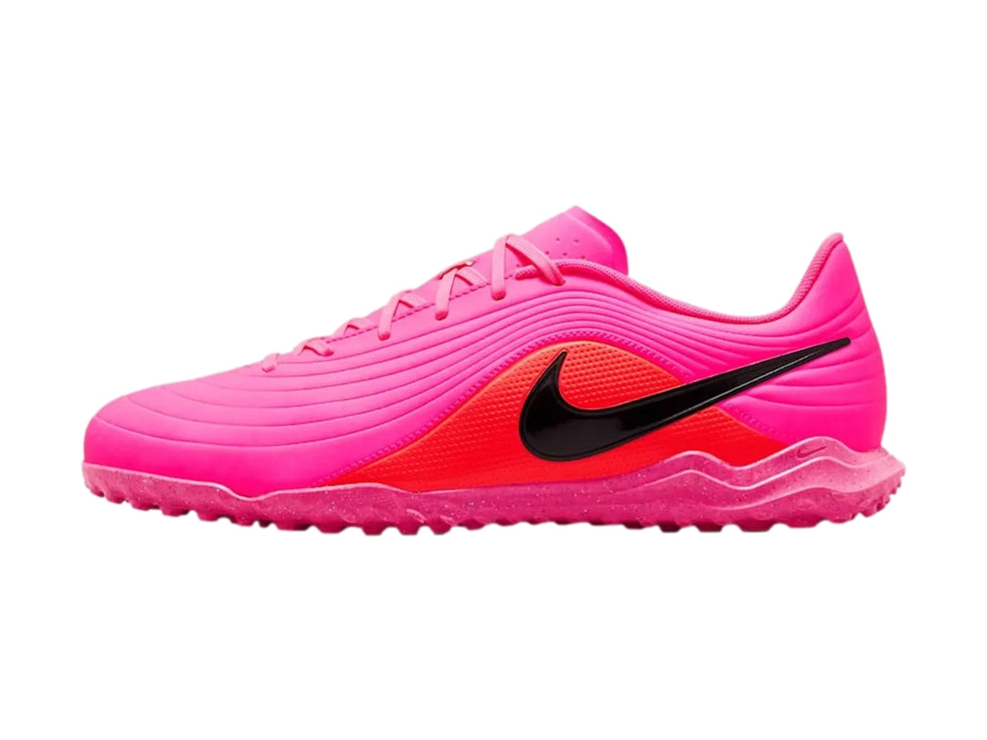 Tenis de fútbol Nike Maestro Club color rosa brillante con detalles en rojo y logotipo negro.