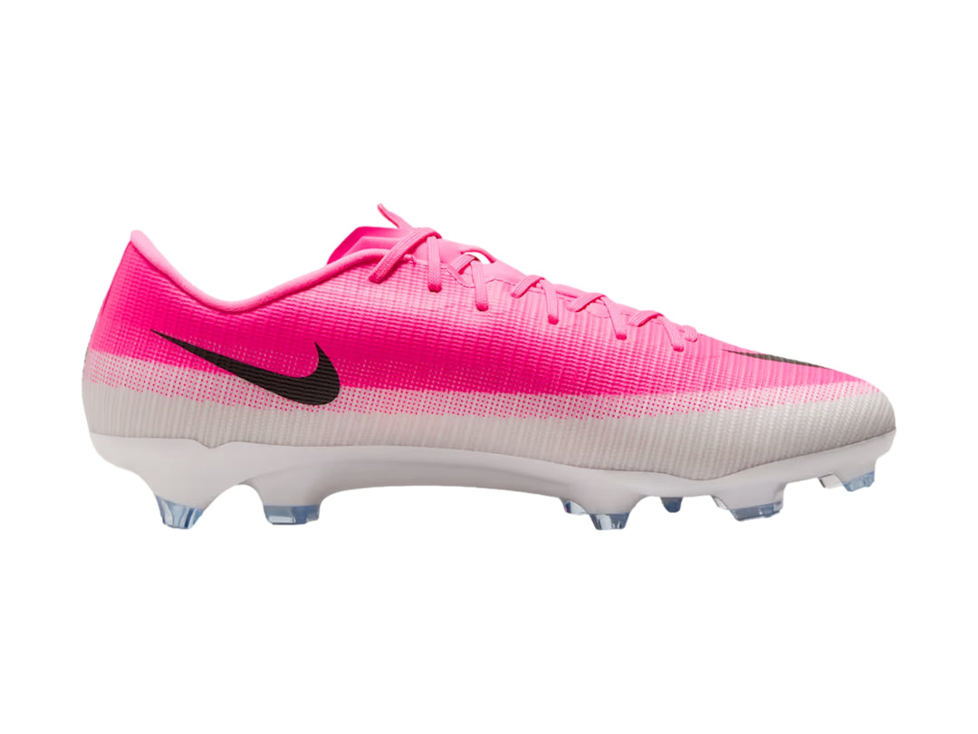 Taquete de fútbol Nike Vapor 17 Academy en color rosa y blanco para hombre.