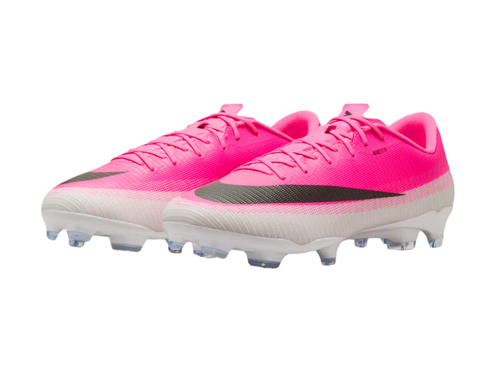Taquete de fútbol Nike Vapor 17 Academy en color rosa y blanco para hombre.