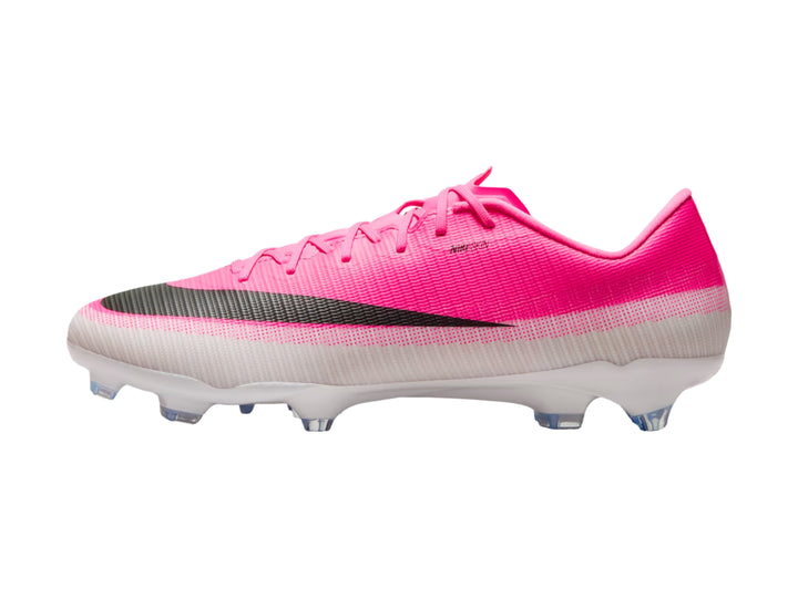 Taquete de fútbol Nike Vapor 17 Academy en color rosa y blanco para hombre.