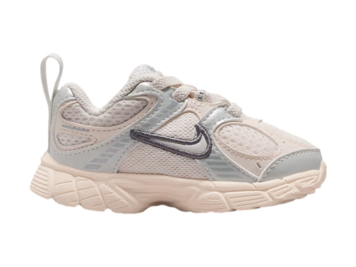 Tenis Nike V5 RNR para niña en color tiza y gris con suela gruesa y detalles de malla.
