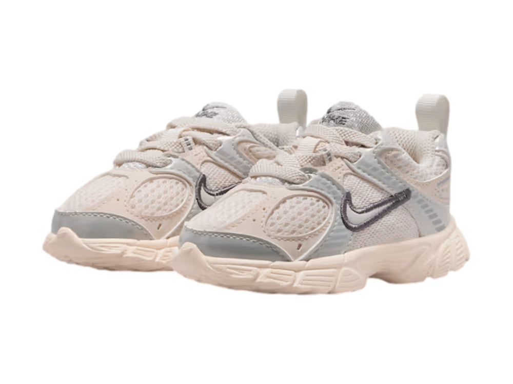 Tenis Nike V5 RNR para niña en color tiza y gris con suela gruesa y detalles de malla.
