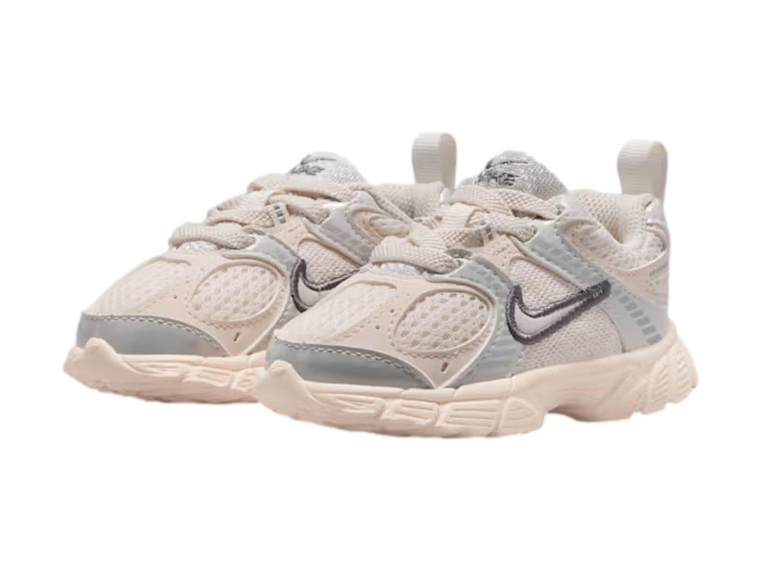 Tenis Nike V5 RNR para niña en color tiza y gris con suela gruesa y detalles de malla.