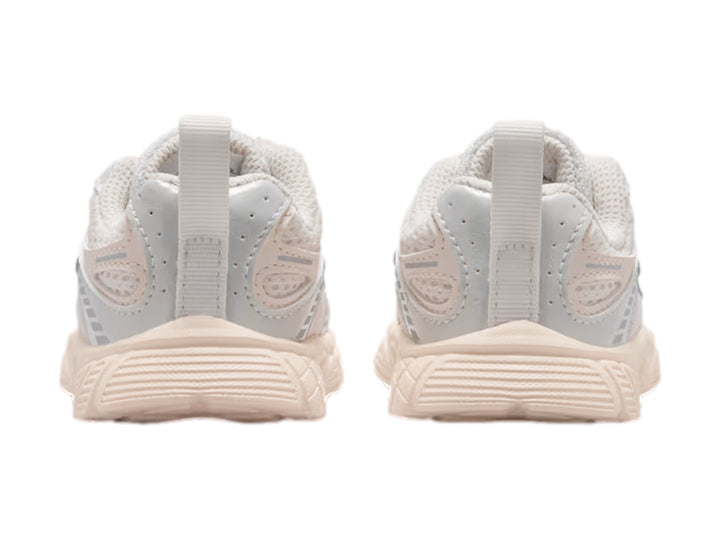 Tenis Nike V5 RNR para niña en color tiza y gris con suela gruesa y detalles de malla.