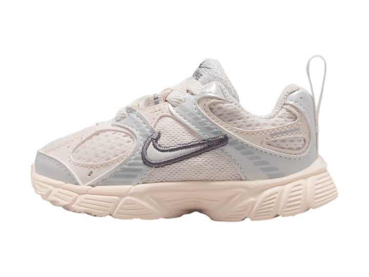 Tenis Nike V5 RNR para niña en color tiza y gris con suela gruesa y detalles de malla.