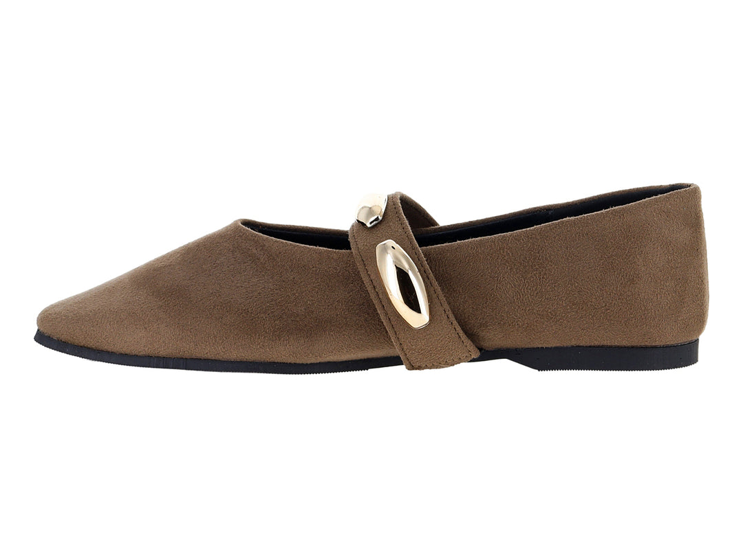 Zapato plano tipo ballerina color nutria con detalle metálico dorado en la parte superior.