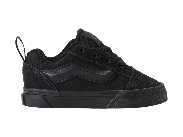 Tenis Vans Knu Skool color negro total para niño, vista lateral.