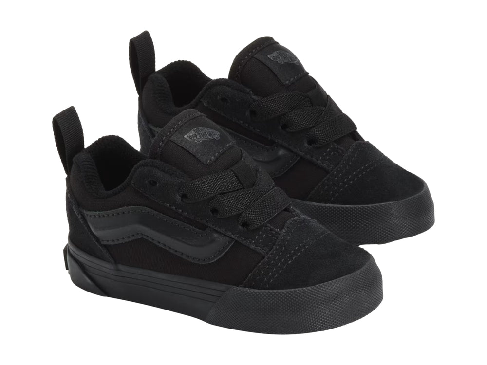 Tenis Vans Knu Skool color negro total para niño, vista lateral.
