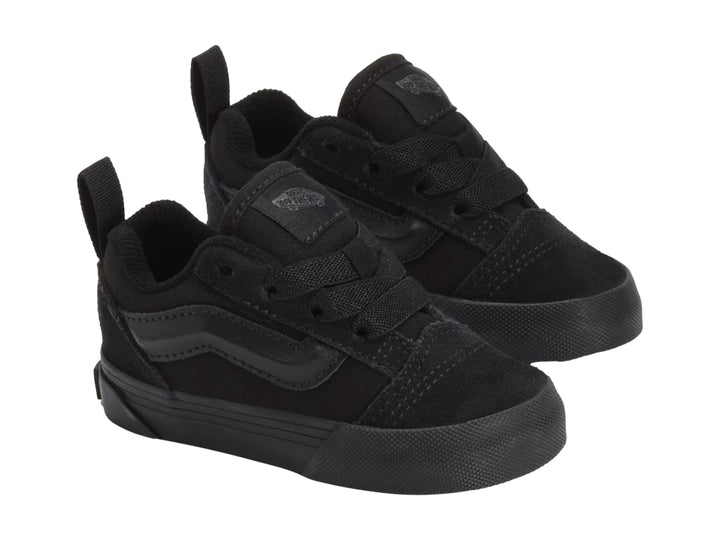 Tenis Vans Knu Skool color negro total para niño, vista lateral.