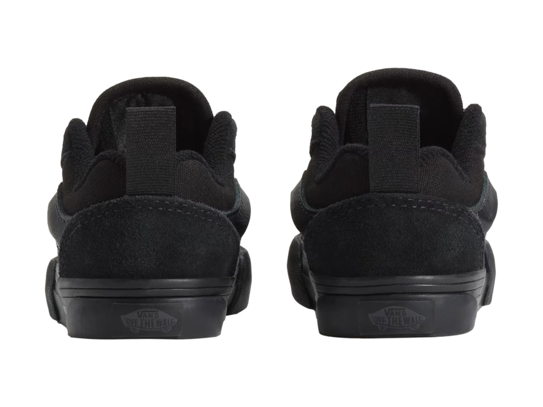 Tenis Vans Knu Skool color negro total para niño, vista lateral.