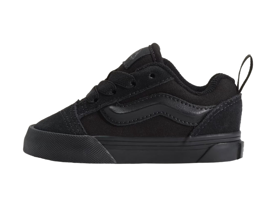 Tenis Vans Knu Skool color negro total para niño, vista lateral.